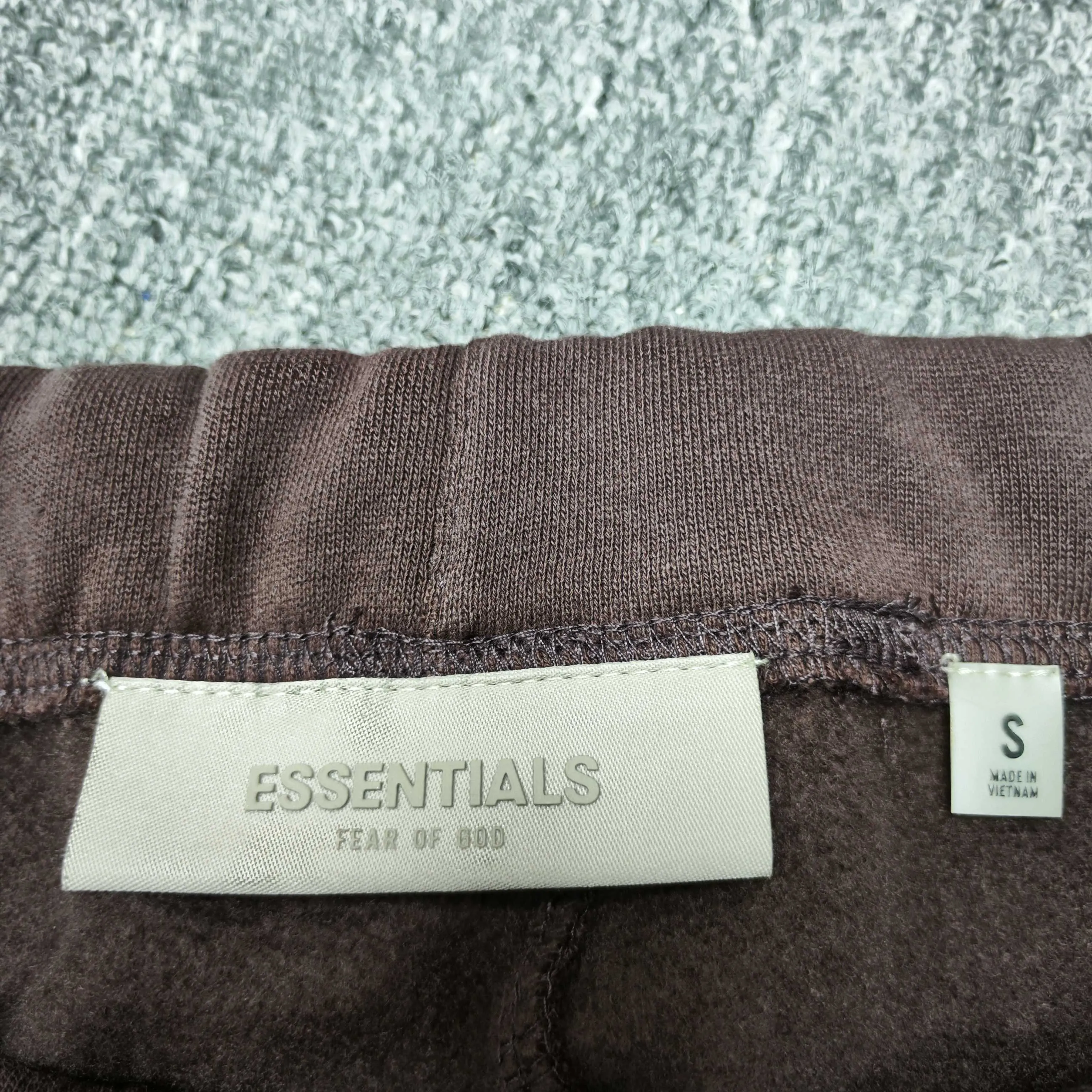🦋Exclusive for cross-border supply, Hot Sale🦋80 【Purple】Essentials FW 23 Essentials Shorts Smoke Solid color elastic straight American heavyweight casual shorts for men and women Same Style ESSENTIALS was founded in Los Angeles, USA in 2018. The original intention of the establishment was to let more people wear affordable Versatile trendy items. In terms of fabric tailoring, it follows the same comfort and fineness as FEAR OF GOD, and the design is simplified from complexity, with the eye-catching "ESSENTIALS" LOGO running throughout. ESSENTIALS has been favored by fashion enthusiasts since its launch, and many European and American superstars are also its loyal buyers, such as KANYE WEST, JUSITN BIEBER, RIHANNA, etc. . . . . The most popular FOG color on the Internet is here, double-row silicone, the original custom-made fabric is soft and comfortable, no color difference, the custom-dyed rib collar is dyed in the same vat, the original Authentic designated flocking printing factory, there are few machines on the market that can produce a three-dimensional 3D feeling, the width and length of each letter and the 3D depth, etc., the ceiling of the industry, that is to say, you don’t need to look closely to know that it is 3D. In the details, we can see that the size of each corner of the hood is symmetrical and made of double-layer fabric. Factory’s great technology is that it can make each corner symmetrical so that it doesn’t look soft and floppy when worn, and it feels stiff. The original OVERSIZE version is full of high street style. Color: Light Black, Haze Blue, Plum, Seal Gray Size: XS-XL (maximum weight) Recommended: Same Style for men and women